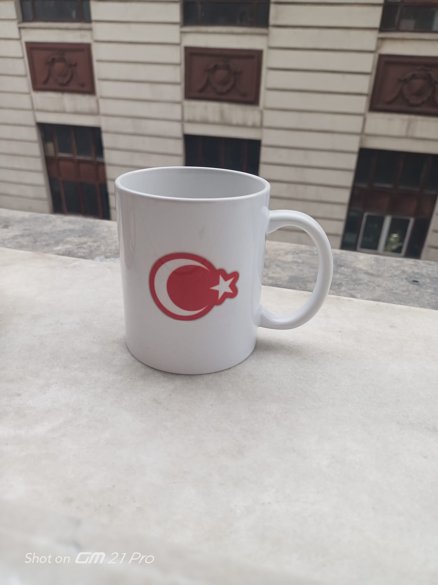 bardak, açık hava, yemek takımı içeren bir resim Açıklama otomatik olarak oluşturuldu