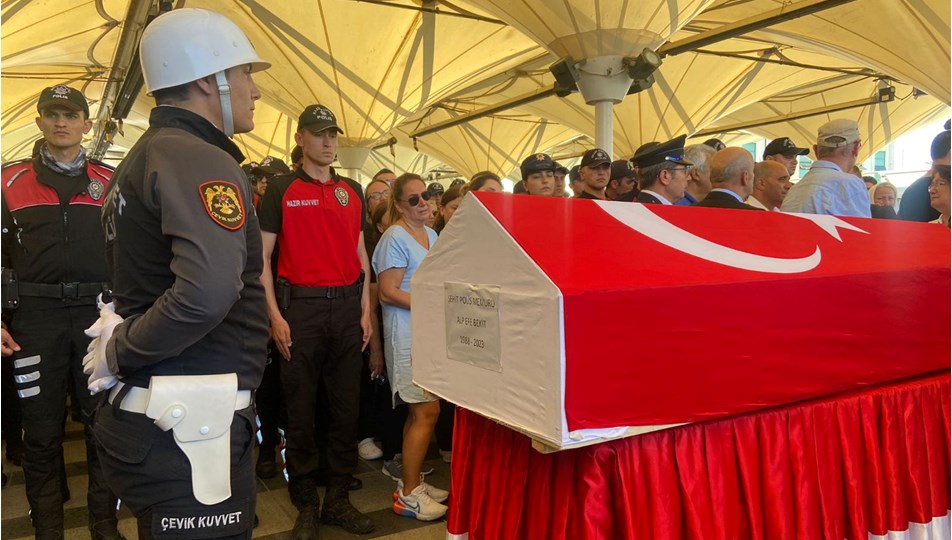 ''Dur'' ihtarına uymayan motosikletlinin şehit ettiği polise veda