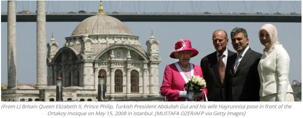 giyim, bina, takım elbise, kişi, şahıs içeren bir resim Açıklama otomatik olarak oluşturuldu