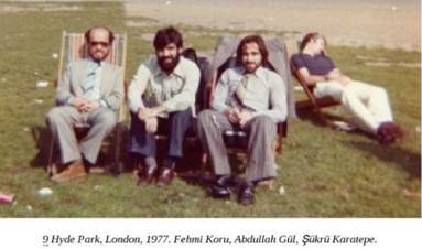 giyim, kişi, şahıs, çim, gülümsemek, gülüş içeren bir resim Açıklama otomatik olarak oluşturuldu