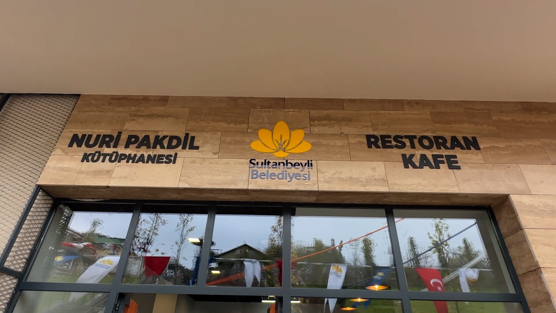 metin, bina, duvar, işaret içeren bir resim Açıklama otomatik olarak oluşturuldu